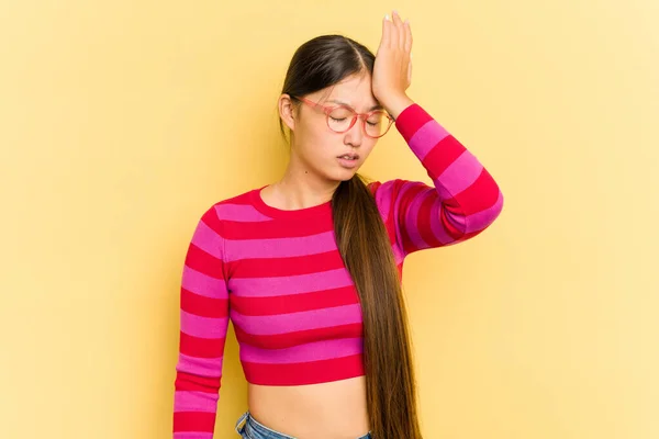 Ung Asiatisk Kvinna Isolerad Gul Bakgrund Glömmer Något Slå Pannan — Stockfoto