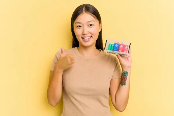 Joven Mujer Asiática Sosteniendo Baterías Para Reciclarlas Aisladas Sobre Fondo —  Fotos de Stock