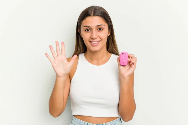 Junge Indianerin Mit Elektronischem Rosa Autoschlüssel Lächelt Fröhlich Und Zeigt — Stockfoto