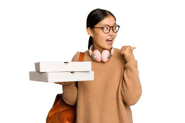 Молодая Студентка Азиатская Женщина Держит Пиццу Изолированы Зеленый Хром Фоновые — стоковое фото