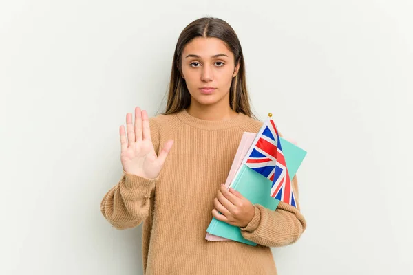 Mladá Indická Žena Drží Vlajku Spojeného Království Izolované Bílém Pozadí — Stock fotografie