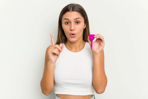 Jonge Vrouw Met Een Menstruatiecup Geïsoleerd Witte Achtergrond Met Een — Stockfoto