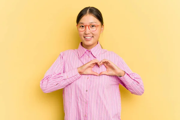 Jeune Femme Asiatique Isolée Sur Fond Jaune Souriant Montrant Une — Photo