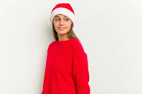 Genç Hintli Kadın Noel Beyaz Arka Planda Yalnız Kutluyor Gülümsüyor — Stok fotoğraf