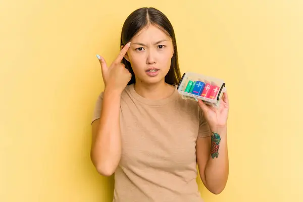 Joven Asiática Sosteniendo Baterías Para Reciclarlas Aisladas Sobre Fondo Amarillo —  Fotos de Stock