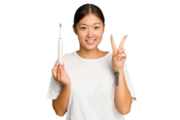 Νεαρή Ασιάτισσα Που Κρατάει Μια Ηλεκτρική Οδοντόβουρτσα Απομονωμένη Πράσινο Χρωματικό — Φωτογραφία Αρχείου