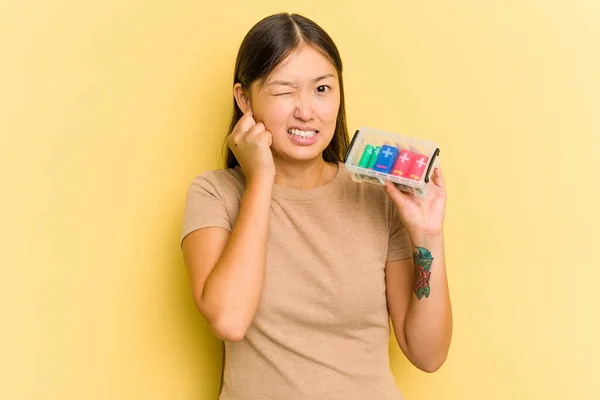Молода Азіатка Тримає Батарейки Щоб Переробляти Ізольованими Жовтому Фоні Закриваючи — стокове фото