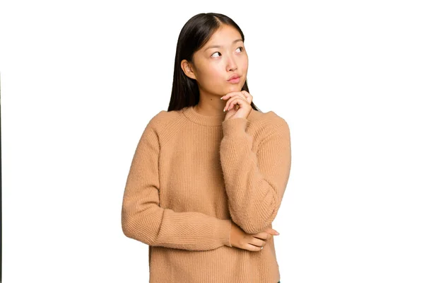 Mujer Asiática Joven Aislada Sobre Fondo Croma Verde Pensando Mirando —  Fotos de Stock
