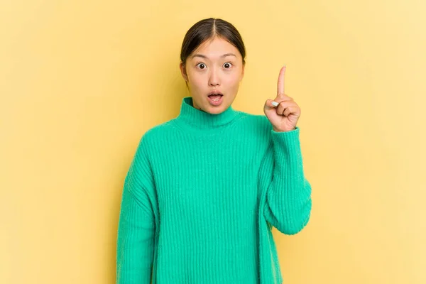 Asyalı Genç Bir Kadın Sarı Arka Planda Izole Edilmiş Yaratıcılık — Stok fotoğraf