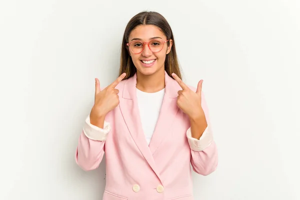 Ung Indisk Kvinna Isolerad Vit Bakgrund Leenden Pekar Finger Munnen — Stockfoto