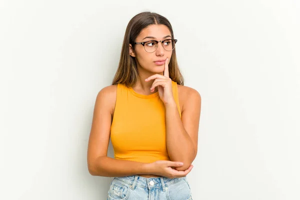 Mujer India Joven Aislada Sobre Fondo Blanco Contemplando Planeando Una —  Fotos de Stock