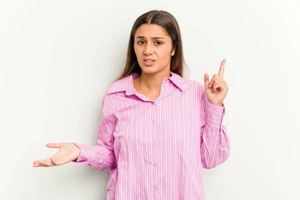 Jonge Indiase Vrouw Geïsoleerd Witte Achtergrond Houden Tonen Een Product — Stockfoto