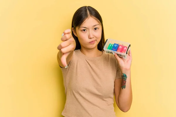 Mulher Asiática Jovem Segurando Baterias Para Reciclá Los Isolados Fundo — Fotografia de Stock