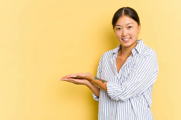 Junge Asiatin Isoliert Auf Gelbem Hintergrund Mit Einem Kopierraum Auf — Stockfoto