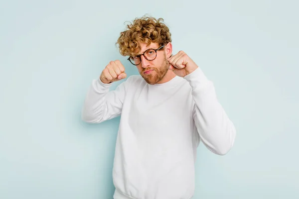 Young Caucasian Man Isolated Blue Background Throwing Punch Anger Fighting — Stock Photo, Image