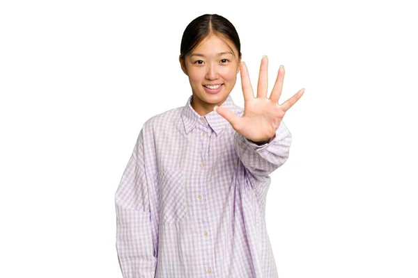 年轻的亚洲女人被绿色的背景隔离 笑容满面 带着五号手指 — 图库照片