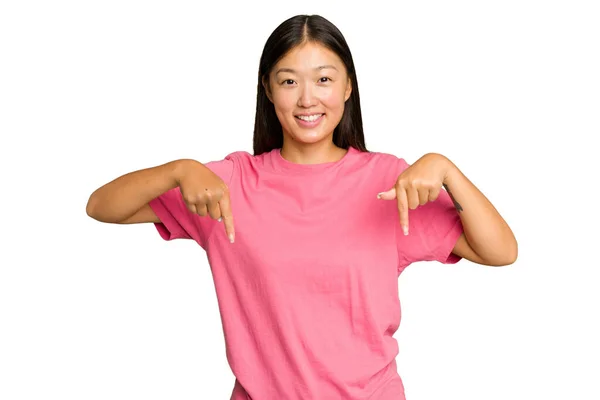 Mladá Asijská Žena Izolované Zeleném Chroma Pozadí Ukazuje Prsty Dolů — Stock fotografie