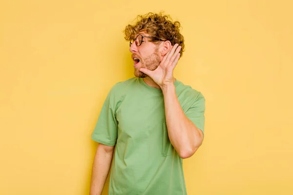 Jovem Caucasiano Isolado Fundo Amarelo Tentando Ouvir Uma Fofoca — Fotografia de Stock