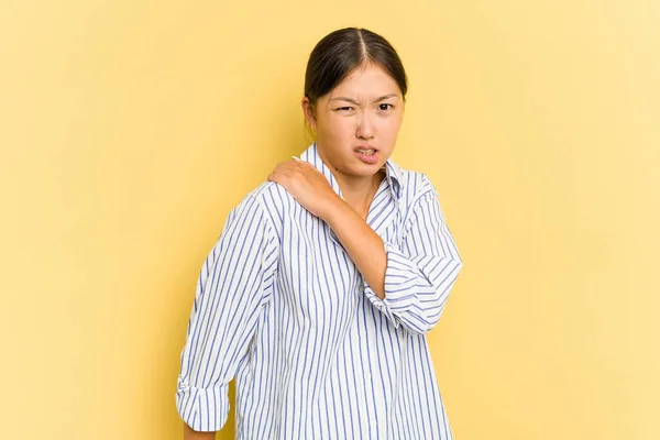 Young Asian Woman Isolated Yellow Background Having Shoulder Pain — Stock Photo, Image