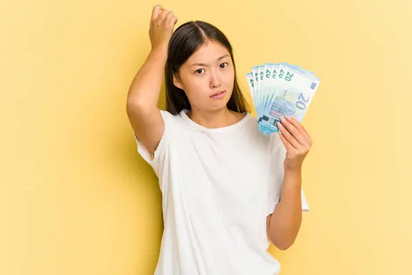Young Asian Woman Holding Banknotes Isolated Yellow Background Being Shocked — Stock Photo, Image