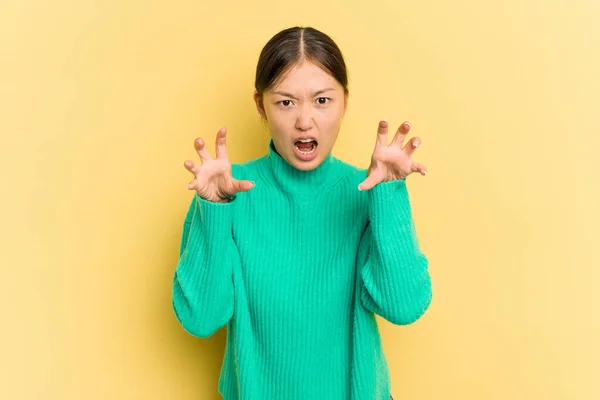 Joven Mujer Asiática Aislada Sobre Fondo Amarillo Molesto Gritando Con —  Fotos de Stock