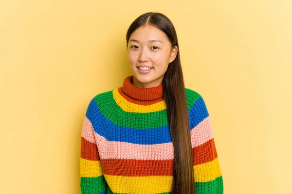 Portrét Krásné Mladé Asijské Ženy Izolované Žlutém Pozadí — Stock fotografie