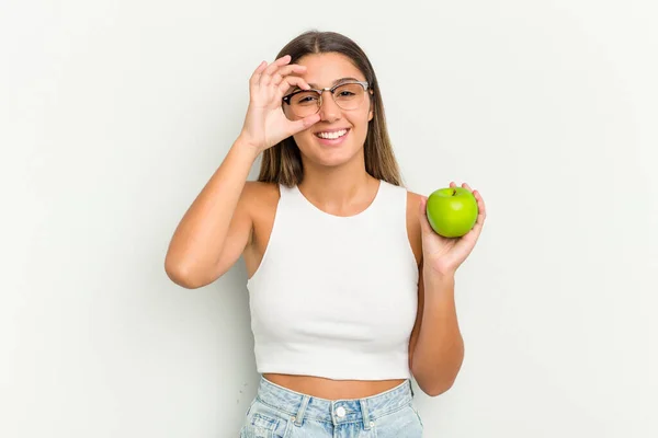 Junge Inderin Hält Aufgeregt Einen Apfel Auf Weißem Hintergrund Der — Stockfoto