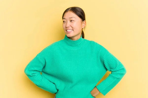 Joven Mujer Asiática Aislada Sobre Fondo Amarillo Ríe Felizmente Divierte — Foto de Stock