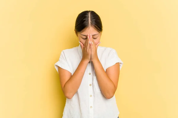 Νεαρή Ασιάτισσα Απομονωμένη Κίτρινο Φόντο Προσεύχεται Δείχνει Αφοσίωση Θρησκευόμενο Άτομο — Φωτογραφία Αρχείου