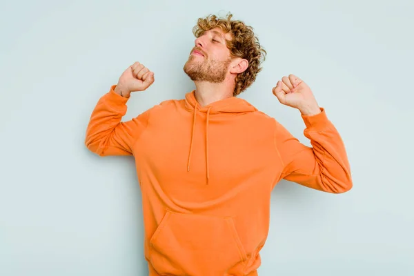 Young Caucasian Man Isolated Blue Background Stretching Arms Relaxed Position — Stock Photo, Image