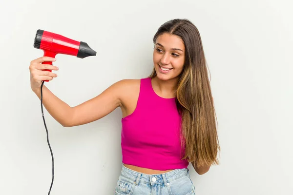 白い背景に隔離されたヘアドライヤーを持っている若いインド人女性 — ストック写真