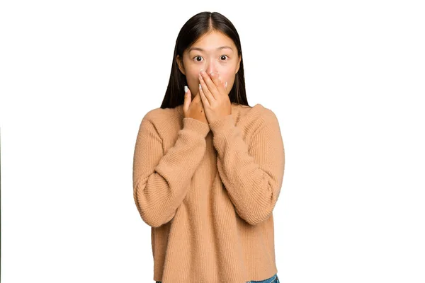 緑のクロマの背景に隔離された若いアジアの女性はショックを受け 手で口を覆い 何か新しいものを発見したい — ストック写真
