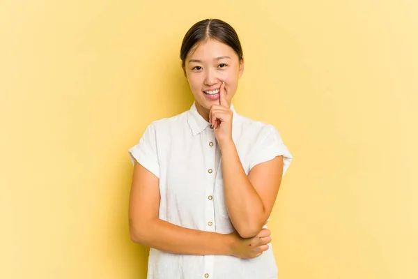 Jovem Mulher Asiática Isolada Fundo Amarelo Sorrindo Feliz Confiante Tocando — Fotografia de Stock