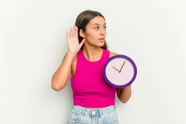 Junge Inderin Hält Eine Uhr Auf Weißem Hintergrund Und Versucht — Stockfoto