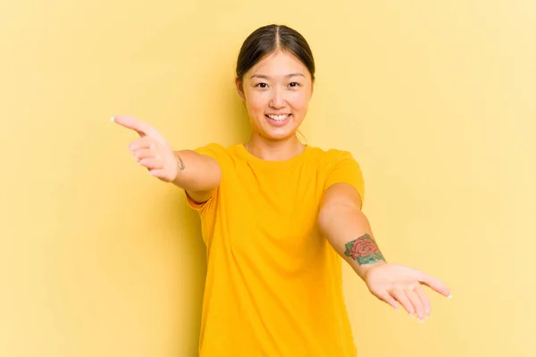 Jovem Mulher Asiática Isolada Fundo Amarelo Mostrando Uma Expressão Bem — Fotografia de Stock