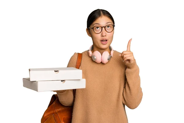 Молодая Студентка Азиатская Женщина Держит Пиццу Изолированы Зеленом Хромированном Фоне — стоковое фото
