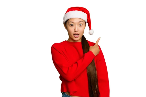 Ung Asiatisk Kvinna Firar Jul Isolerad Grön Krom Bakgrund Pekar — Stockfoto