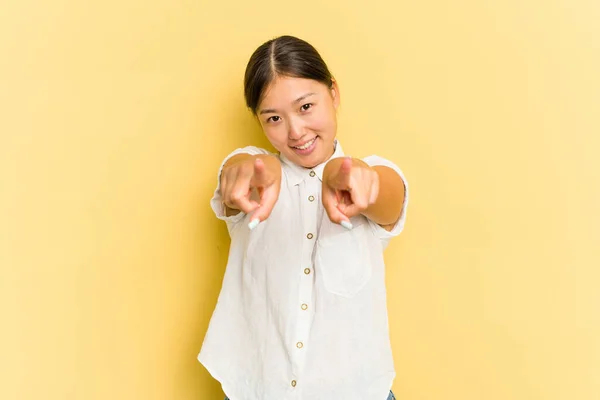 Sarı Arka Planda Izole Edilmiş Genç Asyalı Kadın Parmaklarıyla Tarafı — Stok fotoğraf