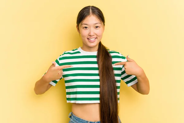 Young Asian Woman Isolated Yellow Background Points Fingers Positive Feeling — Stock Photo, Image