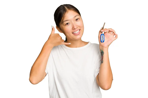 Junge Asiatische Frau Hält Hausschlüssel Isoliert Auf Grünem Chroma Hintergrund — Stockfoto