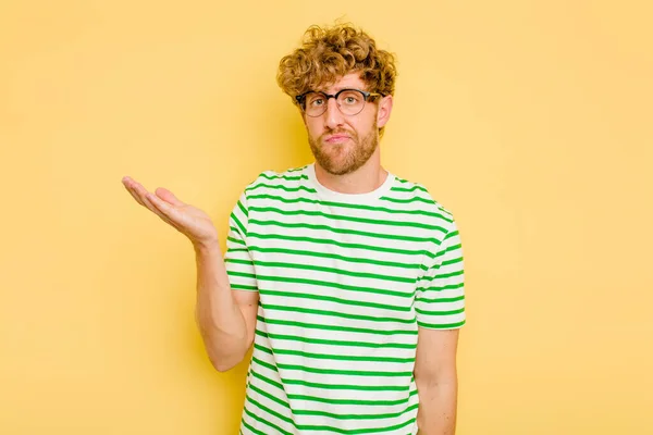 Young Caucasian Man Isolated Yellow Background Doubting Shrugging Shoulders Questioning — Stock Photo, Image