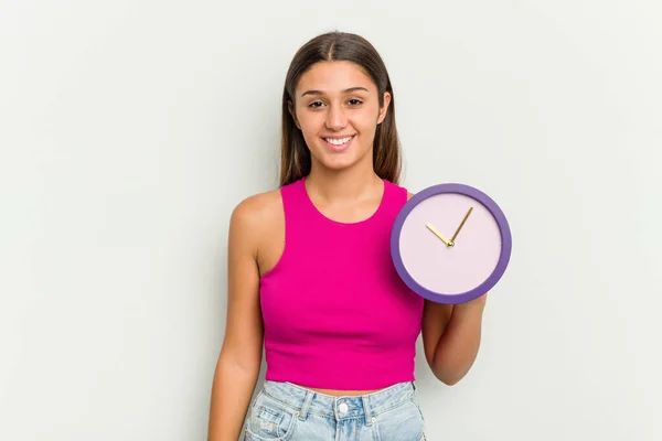 Mujer India Joven Sosteniendo Reloj Aislado Sobre Fondo Blanco Feliz —  Fotos de Stock