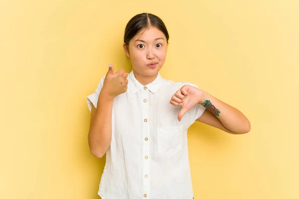 Joven Mujer Asiática Aislada Sobre Fondo Amarillo Mostrando Pulgares Hacia — Foto de Stock