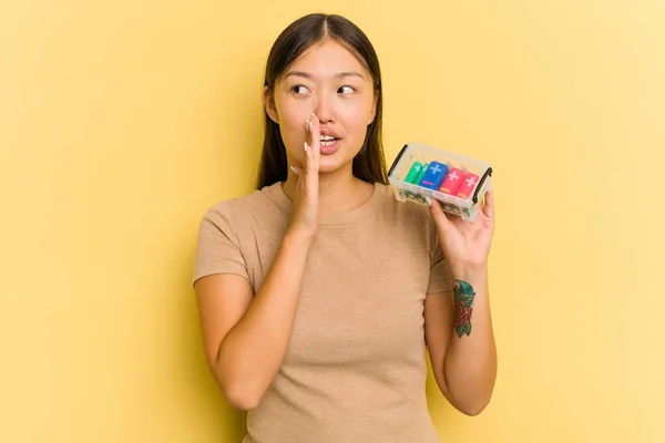 Ung Asiatisk Kvinna Som Håller Batterier För Att Återvinna Dem — Stockfoto