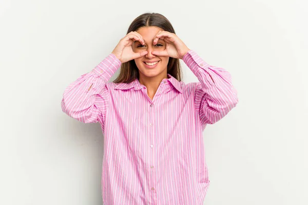 Jovem Indiana Mulher Isolado Branco Fundo Mostrando Sinal Sobre Olhos — Fotografia de Stock