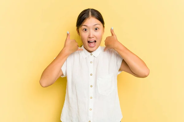 Sarı Arka Planda Izole Edilmiş Genç Asyalı Kadın Parmakları Olan — Stok fotoğraf