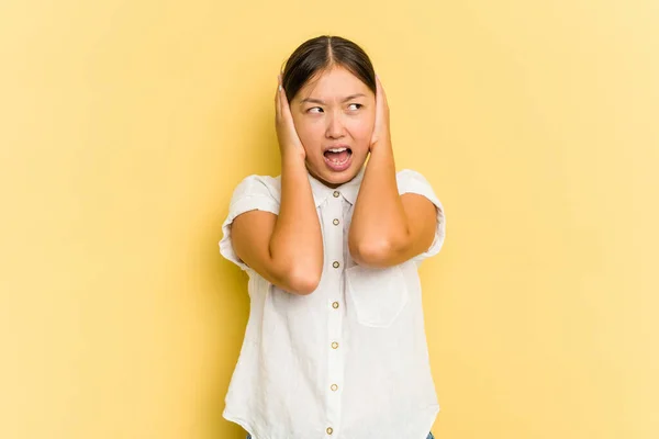 Young Asian Woman Isolated Yellow Background Covering Ears Hands Trying — Stock Photo, Image