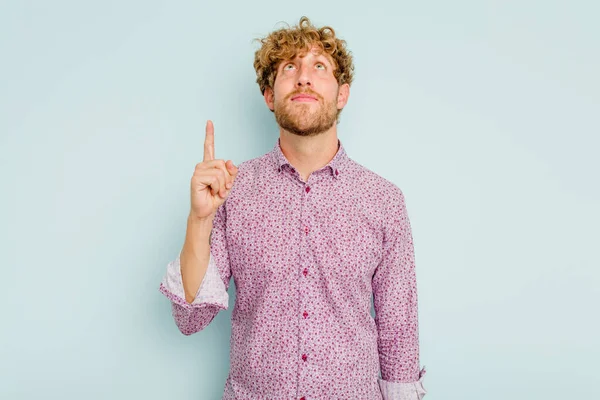 Junge Kaukasische Mann Isoliert Auf Blauem Hintergrund Zeigt Mit Beiden — Stockfoto