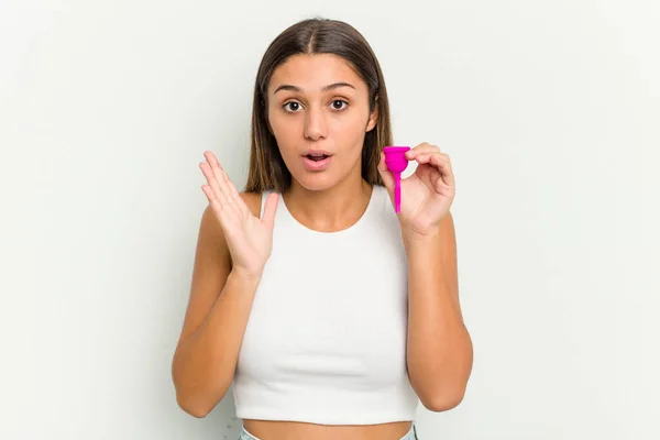 Junge Frau Mit Menstruationstasse Auf Weißem Hintergrund Überrascht Und Schockiert — Stockfoto
