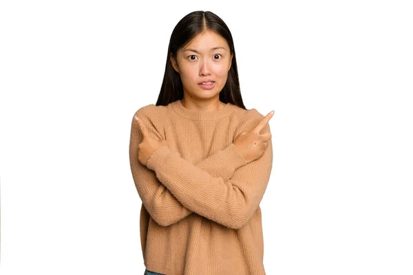 Joven Mujer Asiática Aislado Verde Croma Fondo Puntos Lado Está —  Fotos de Stock